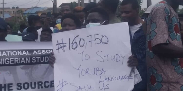 UNILAG : Police Teargass Protesting students, Activists. Arrest Three.